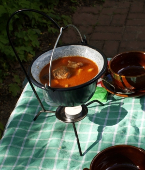 serving kettle, goulash kettle, enamel with stand (1 piece each), goulash canon, soup kettle