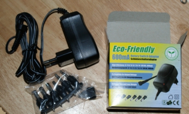 Universal Netzadapter 600 mAh, mit verschiedenen Adapternn